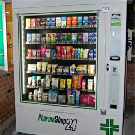 un dispenser automatico con scritto Pharmashop 24