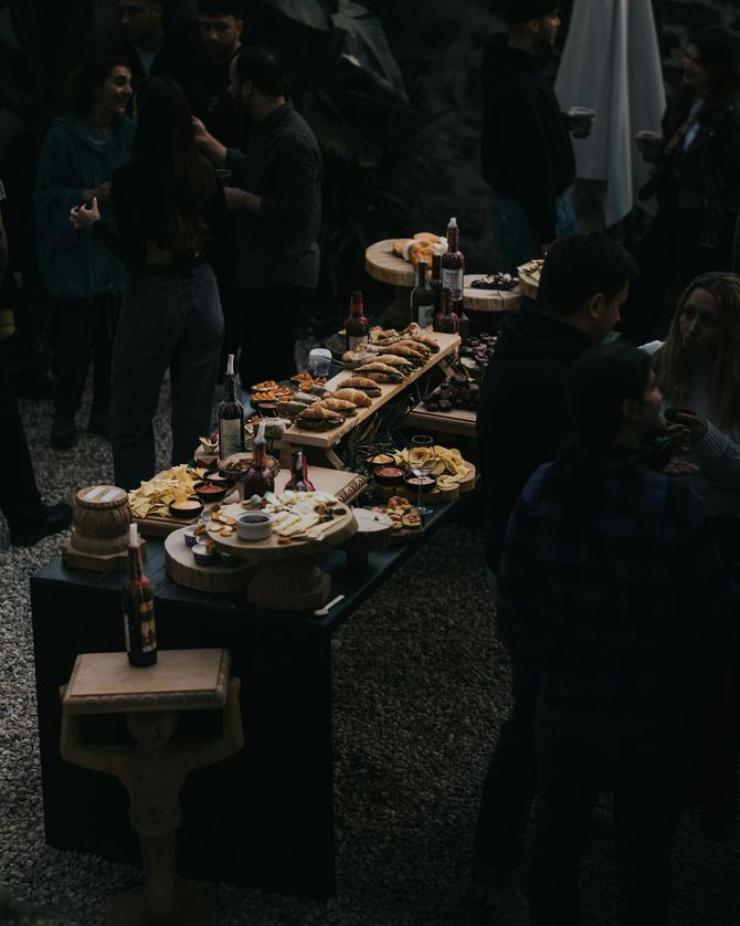 Buffet traiteur lors d'un événement en Nouvelle-Calédonie avec plateaux gourmands, cocktails et réception organisée par un service traiteur professionnel.