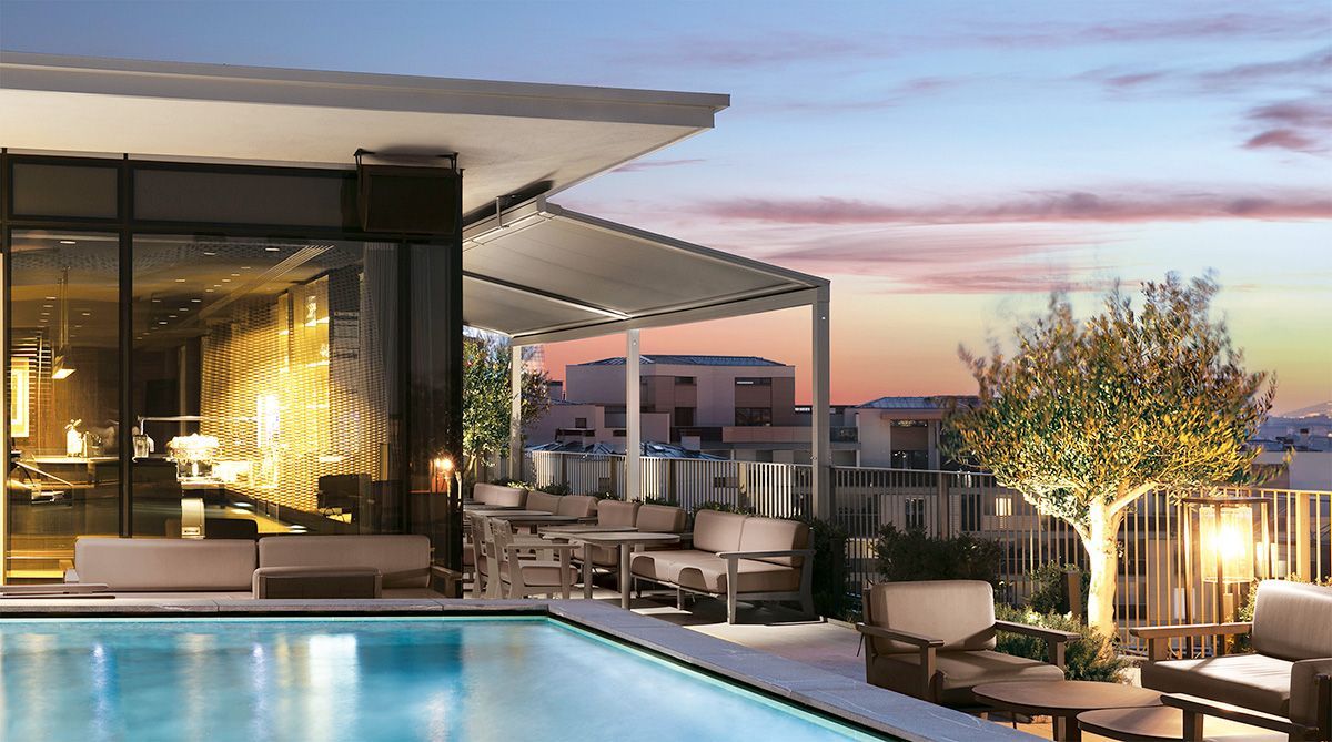 Una grande piscina in cima a un edificio