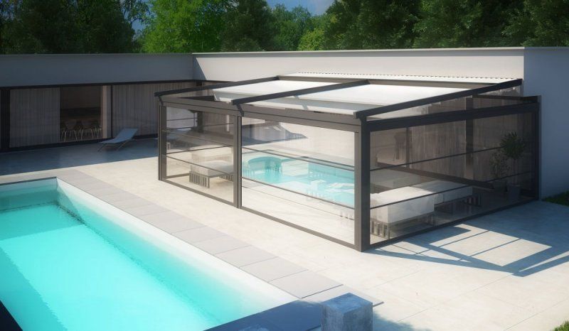 C'è una piscina con un pergolato sopra.