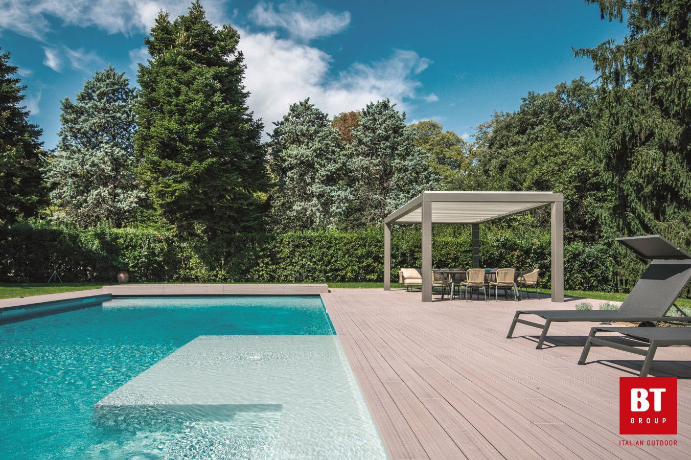 Una piscina con pergolato nel cortile sul retro