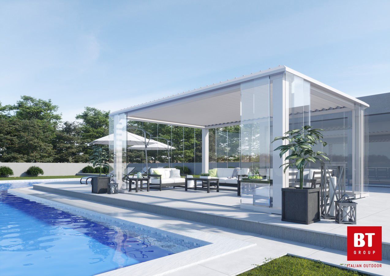 Un pergolato è situato accanto a una piscina.