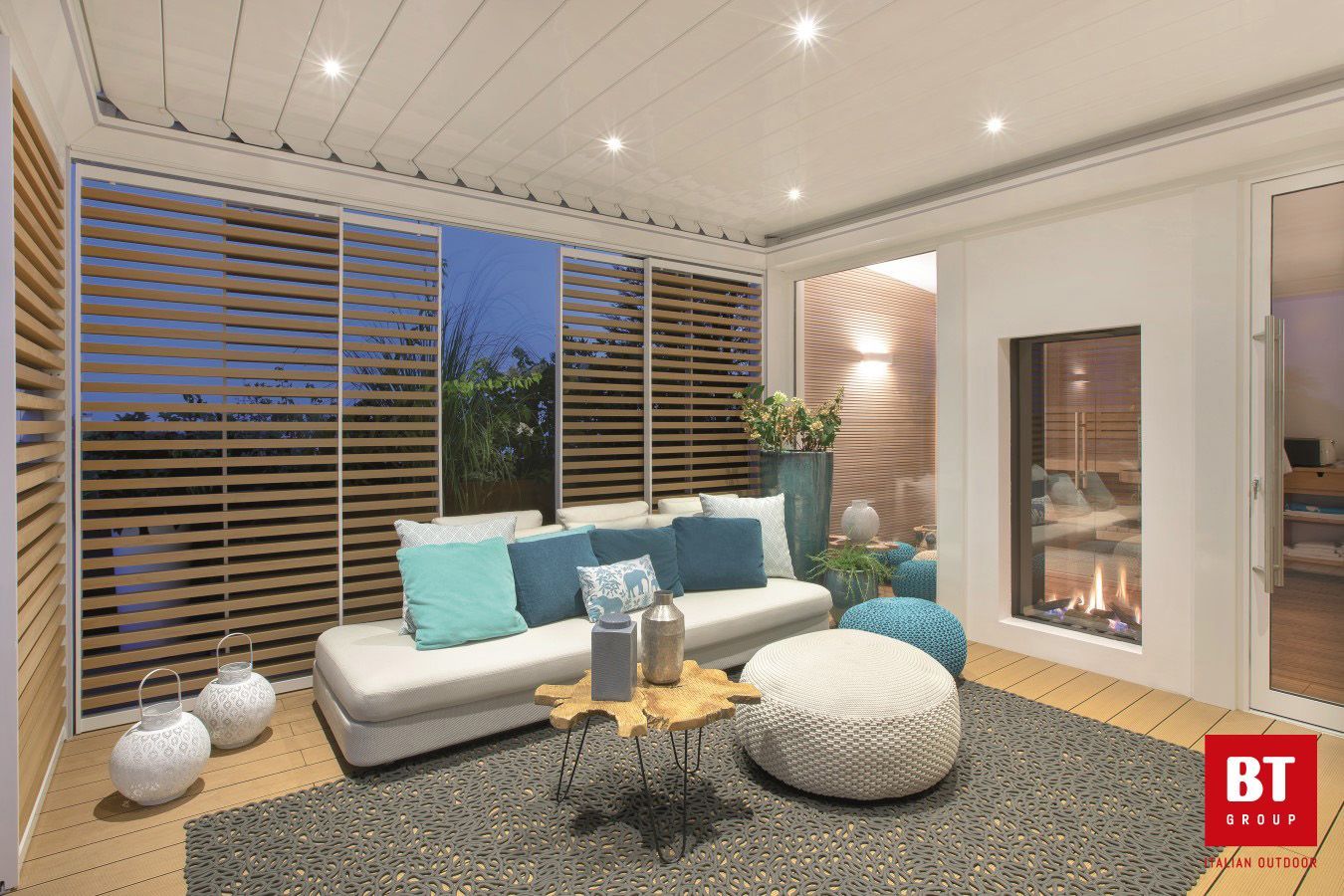 Un soggiorno con divano, tavolo e camino.