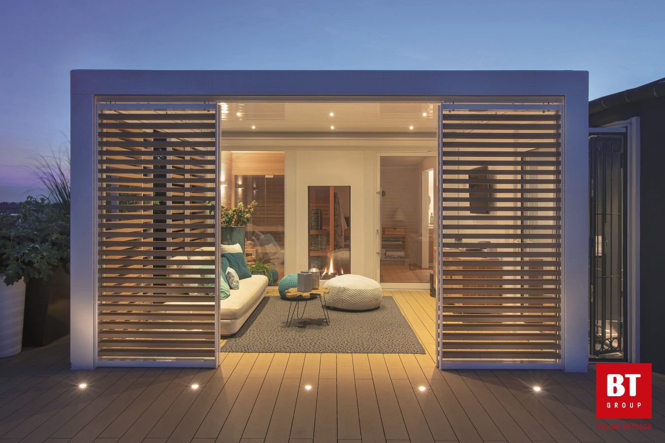 Rappresentazione artistica di una casa con patio e soggiorno.