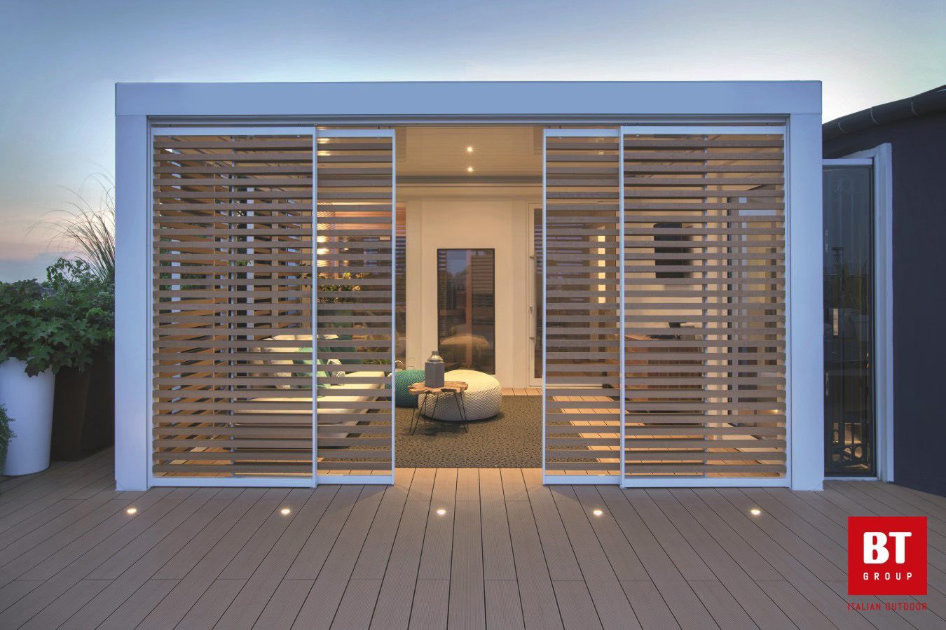 Un logo bt è sul lato di un edificio