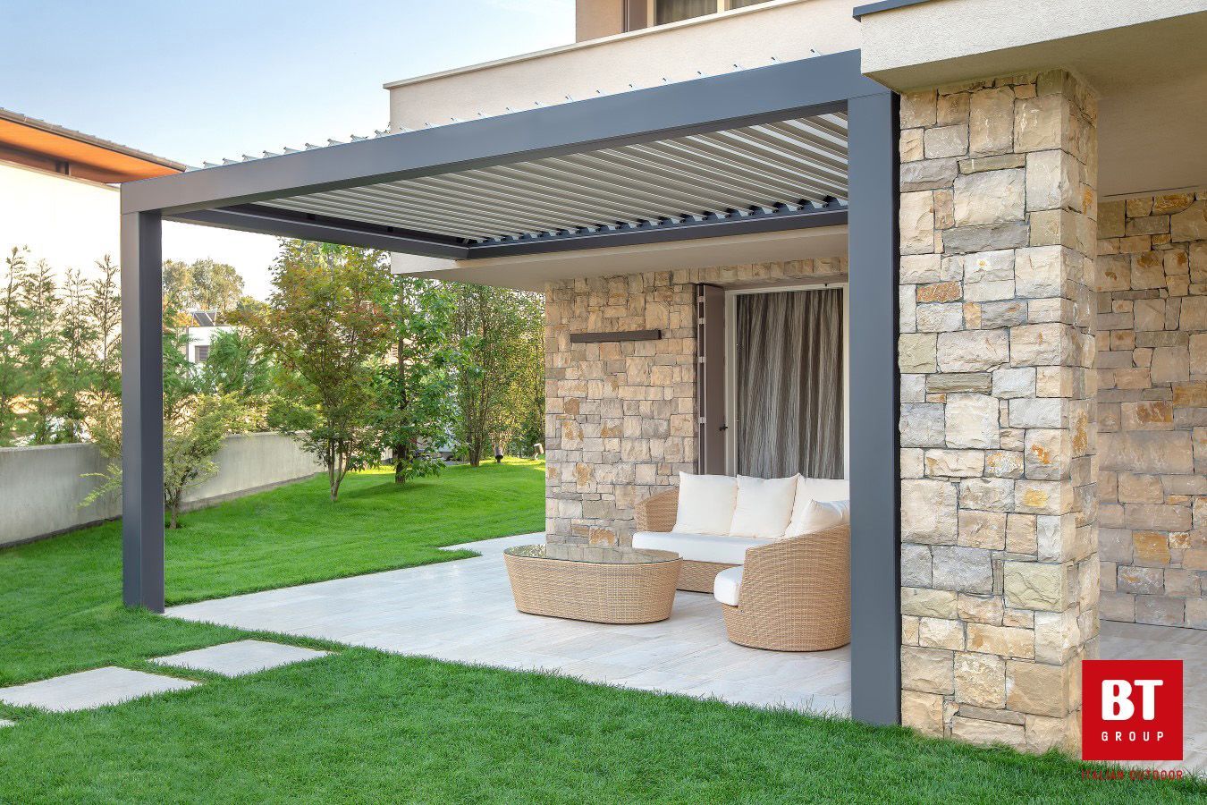 C'è un pergolato sul lato di una casa.