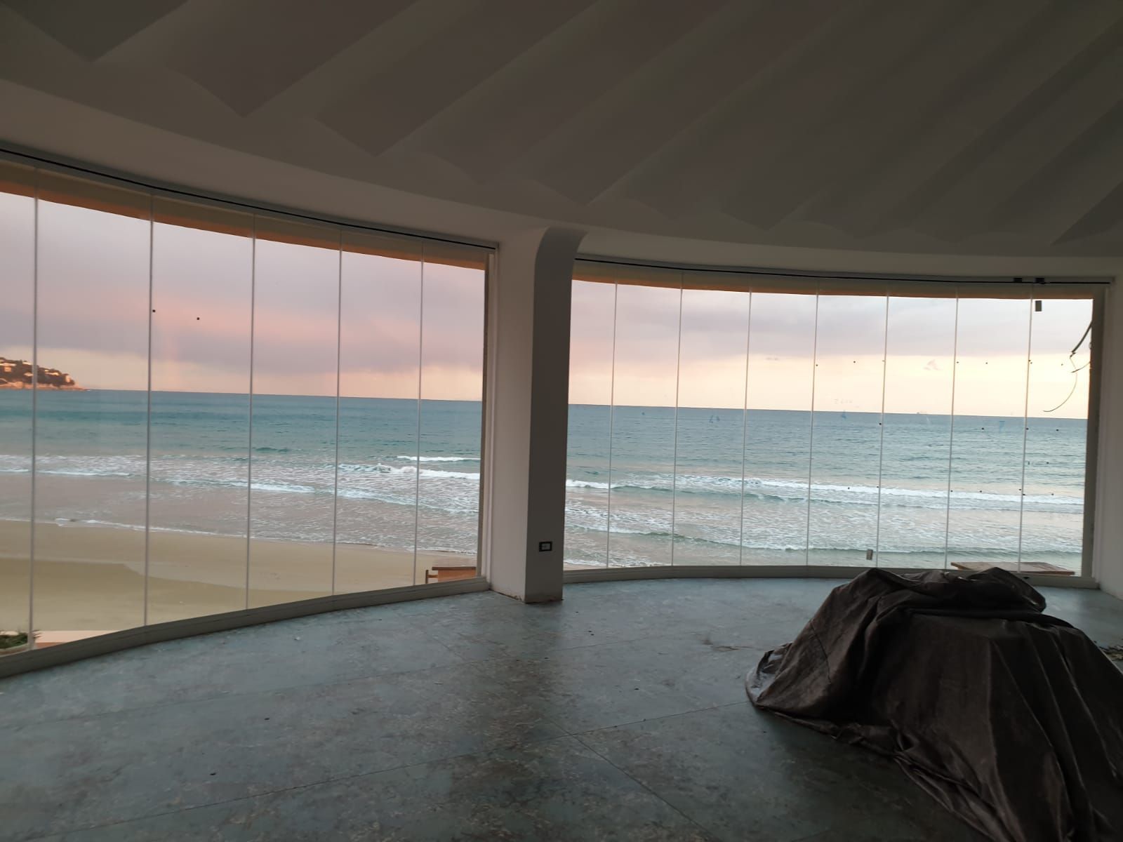 Una stanza vuota con vista sull'oceano