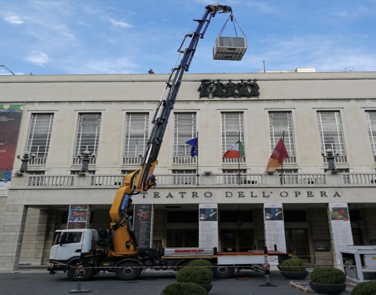 Gru davanti a un teatro