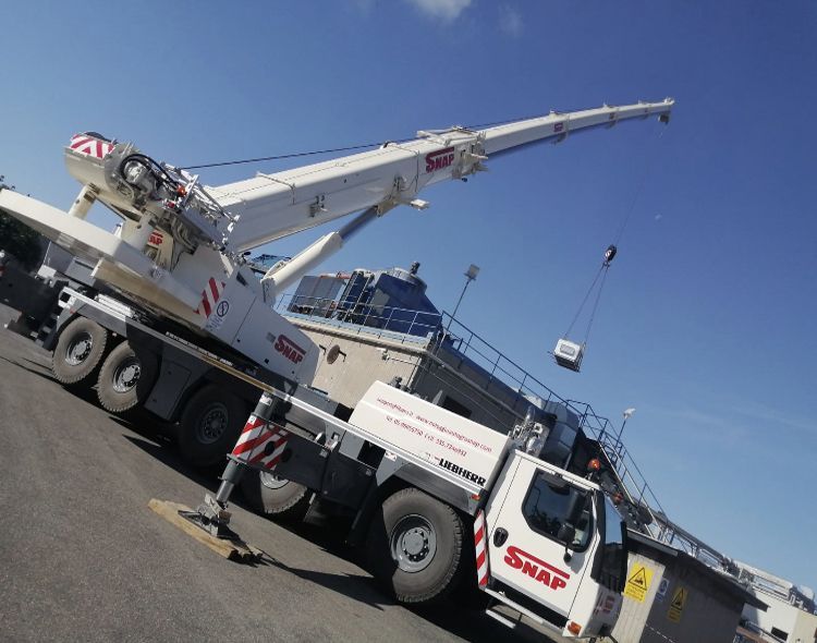 Autogru per sollevamento carichi