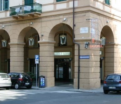 vista frontale dell'albergo sotto i portici