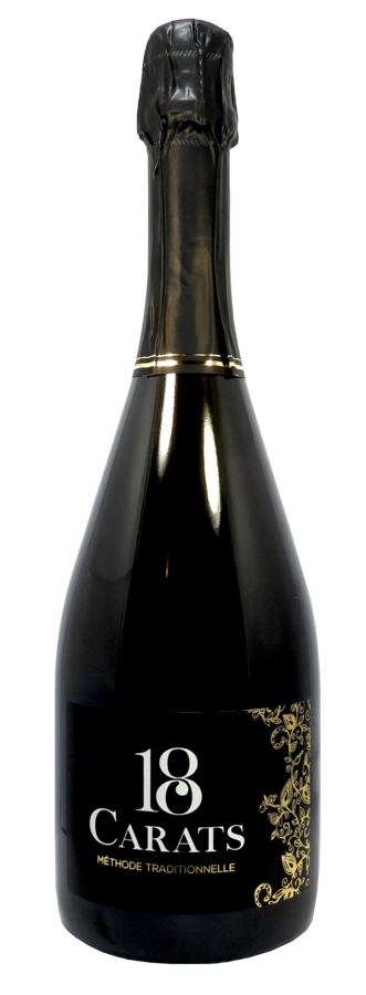 Une bouteille de champagne 18 carats sur fond blanc.