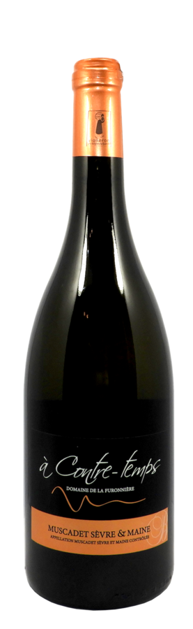 Une bouteille de vin avec un bouchon doré sur fond blanc.