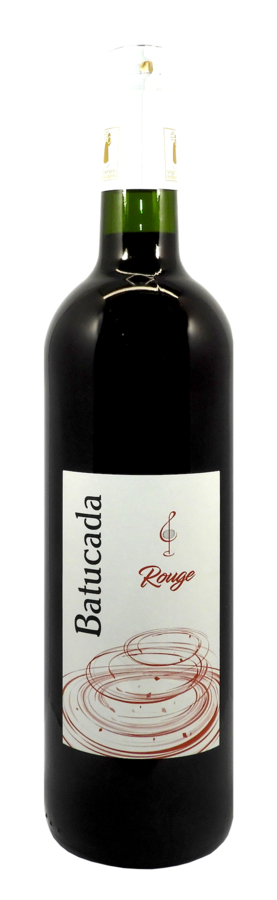 Une bouteille de vin rouge avec une étiquette blanche sur fond blanc.