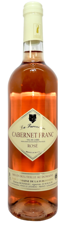 Une bouteille de vin rosé cabernet franc sur fond blanc.