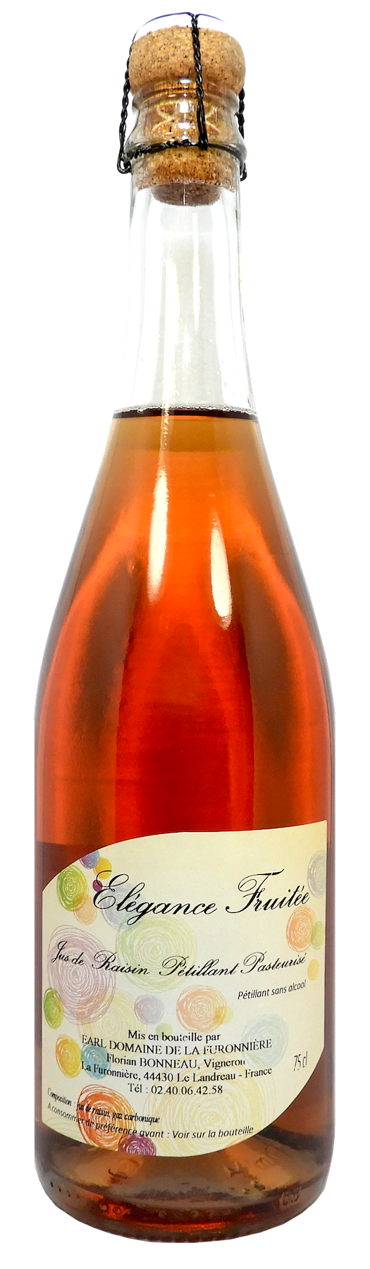 Une bouteille de vin avec un bouchon sur fond blanc.
