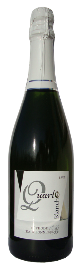 Une bouteille de champagne avec une étiquette blanche sur fond blanc.