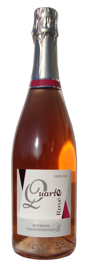 Un gros plan d'une bouteille de vin sur fond blanc.