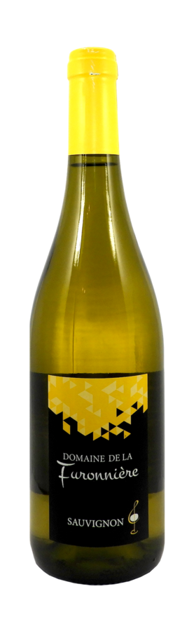 Une bouteille de vin blanc avec un bouchon jaune sur fond blanc.