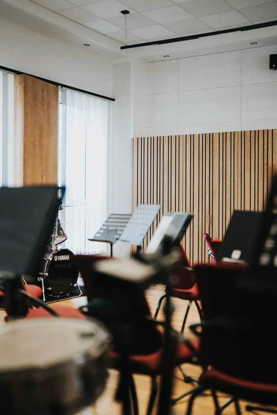 Musikzimmer mit Notenständern, Stühlen und Akustikpaneelen
