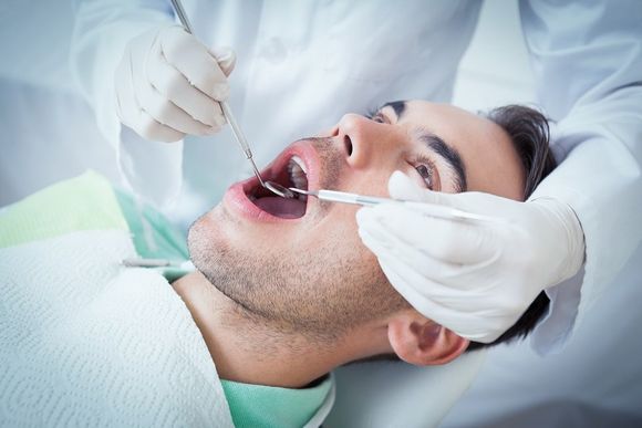 paziente durante la cura di un dente cariato