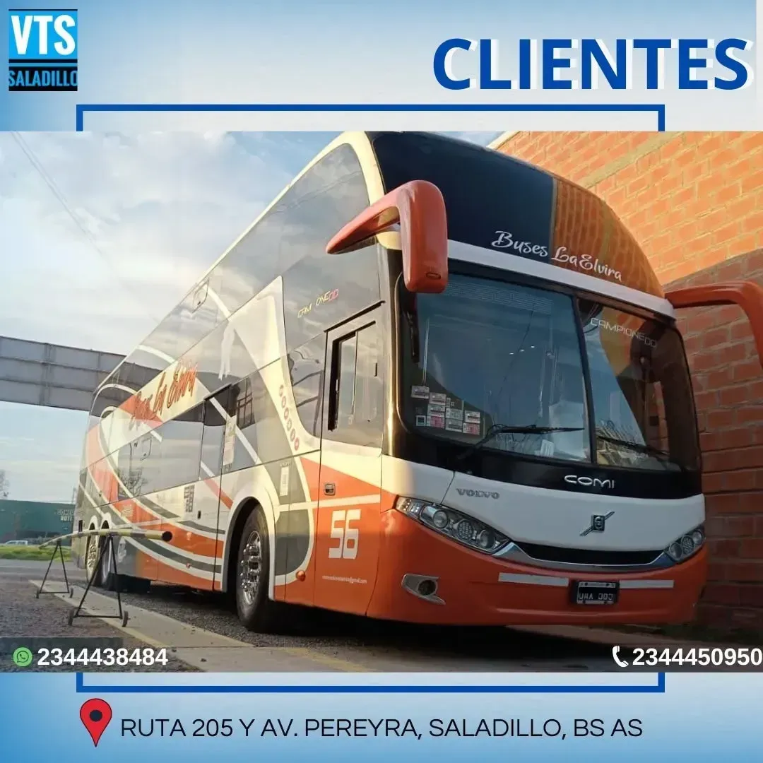 Autobús de dos pisos con detalles en naranja y blanco; publicidad de VTS Saladillo.