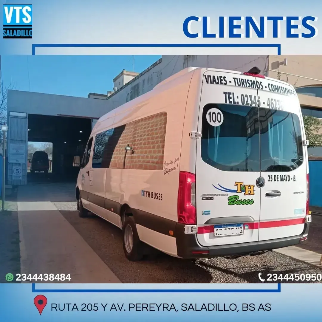 Camioneta blanca rotulada