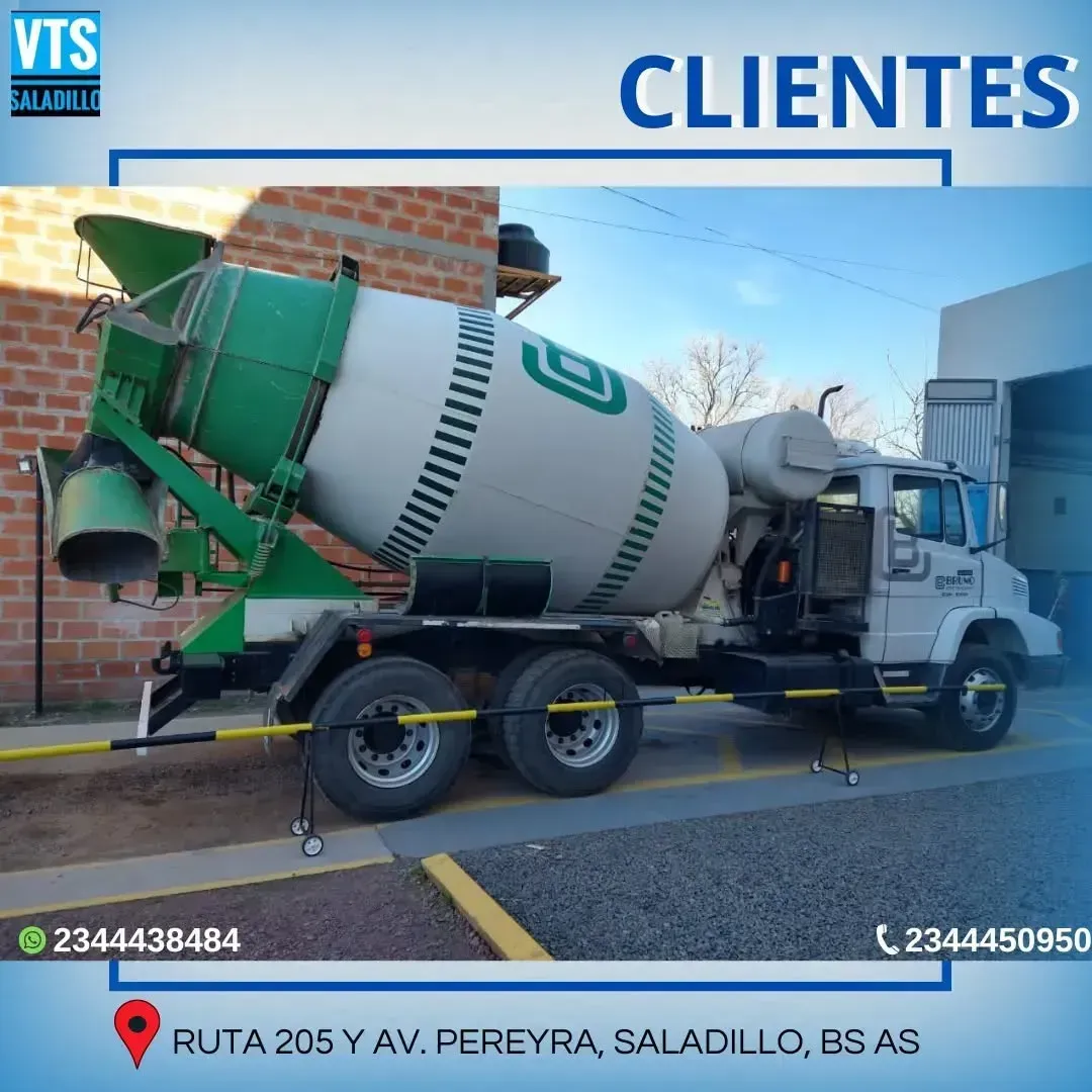 Camión de cemento con bidón verde y blanco; texto