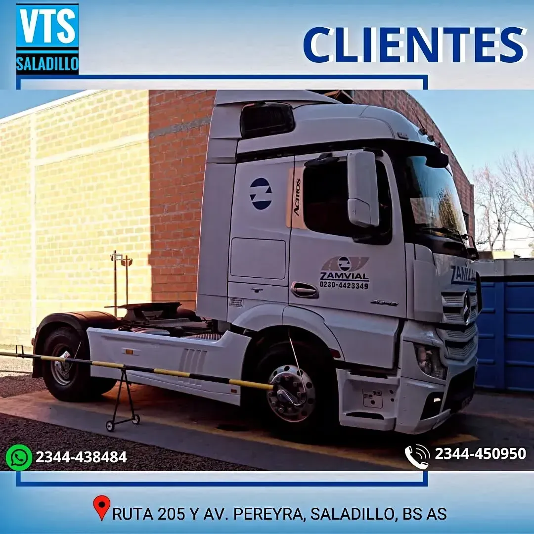 Camión semirremolque blanco estacionado con logotipo de la empresa, información de contacto y texto