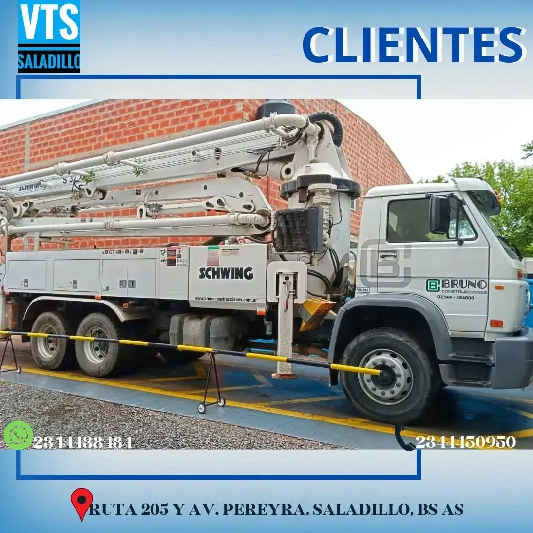Camión bomba de hormigón con logotipos de la empresa e información de contacto.