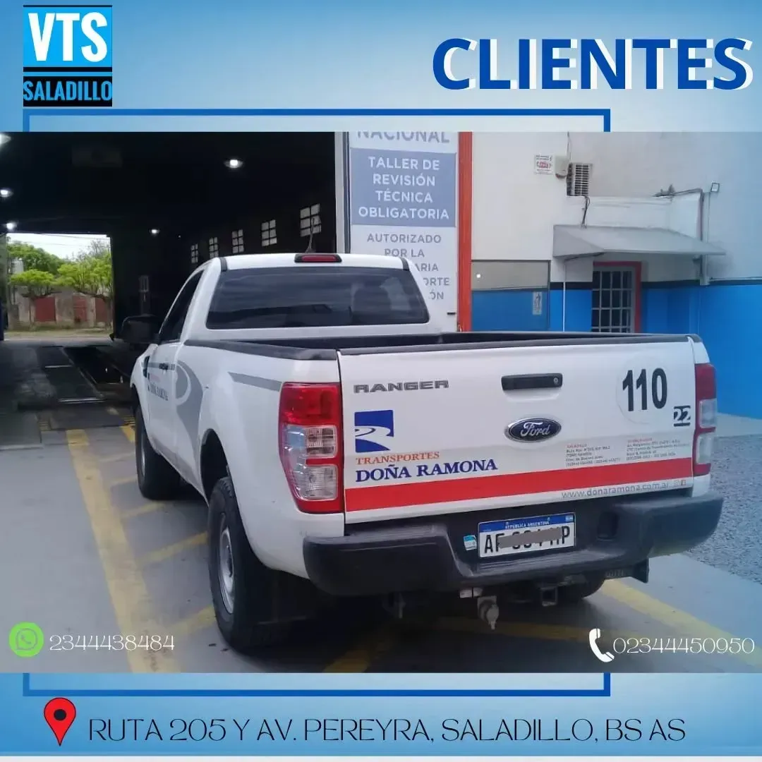 Camioneta Ford Ranger blanca con