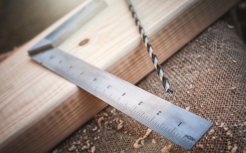 misurazione di una trave di legno
