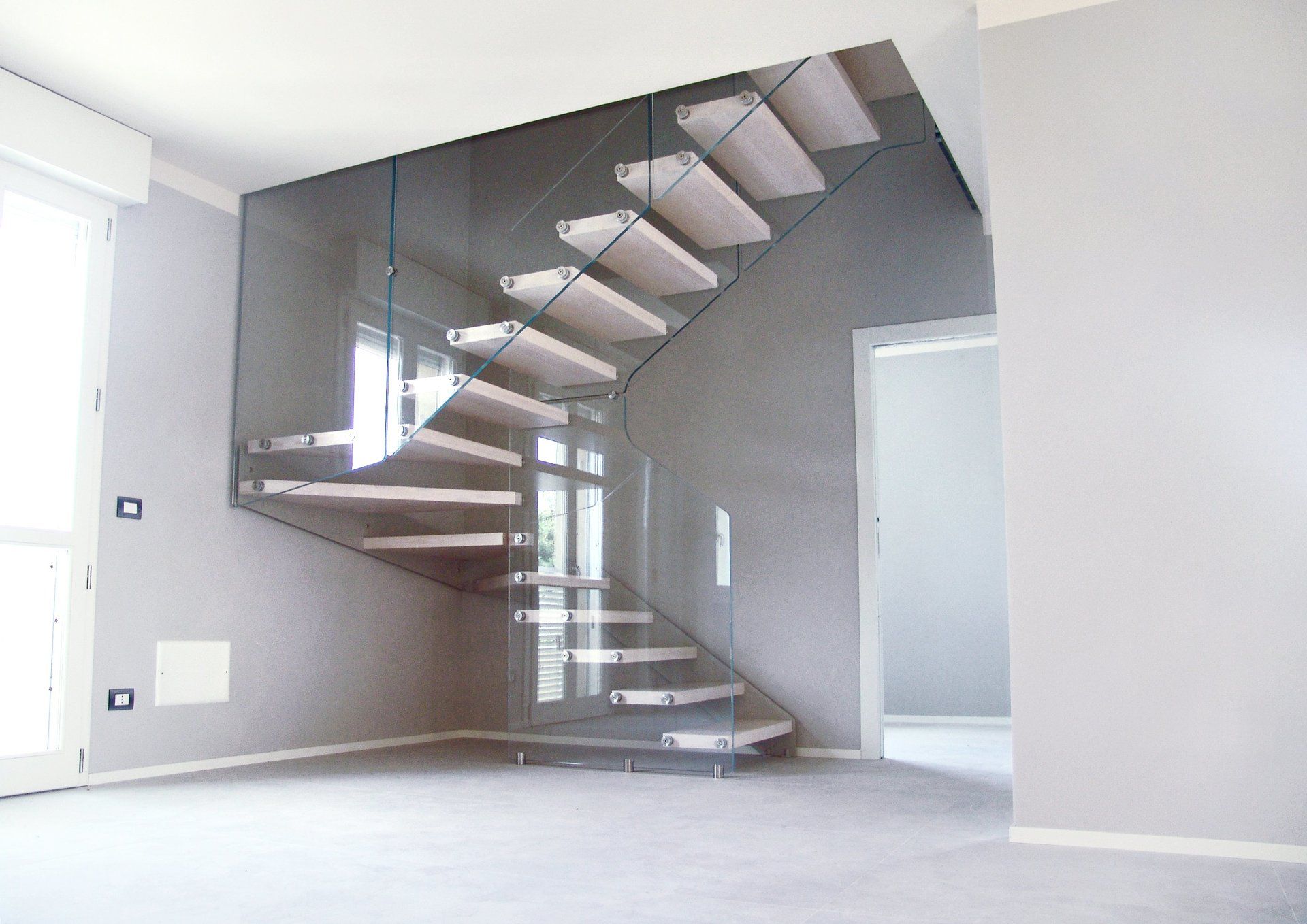 scala a sbalzo con scalini in legno