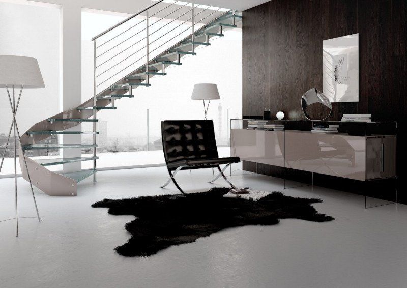 soggiorno con scala in vetro