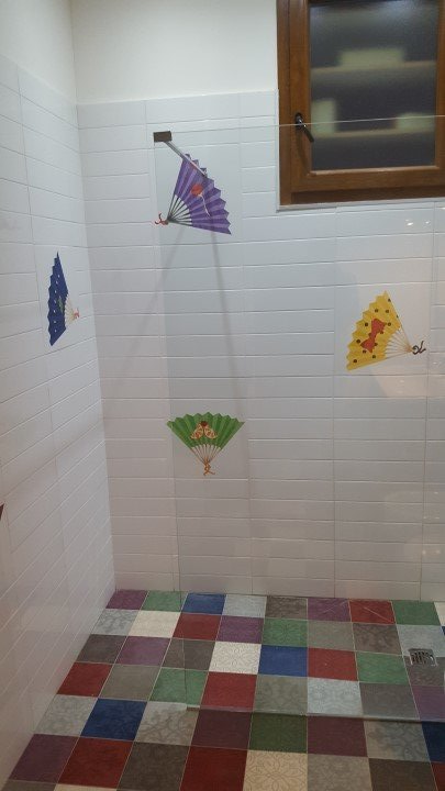 posa di pavimenti colorati per bagno