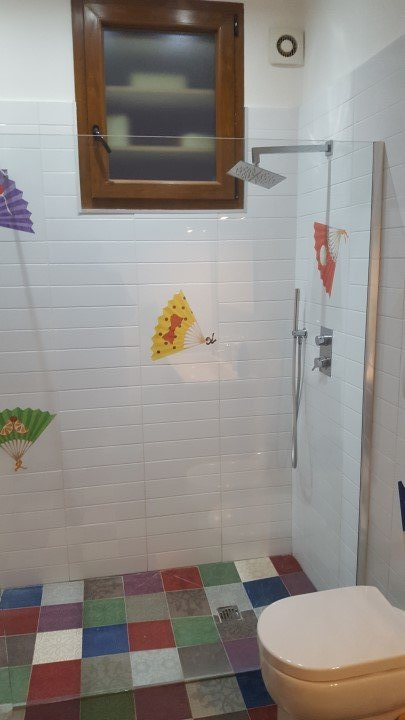 posa di pavimenti per bagno