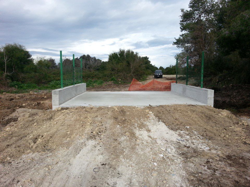 cantiere per costruzione di un ponte per caserma