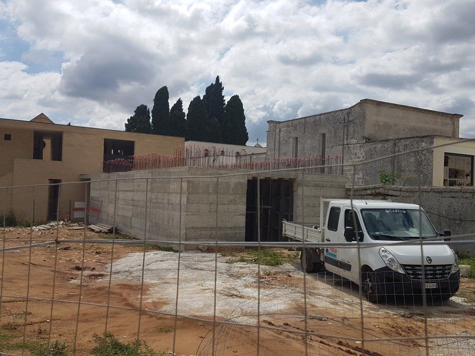 costruzione loculi in un cimitero