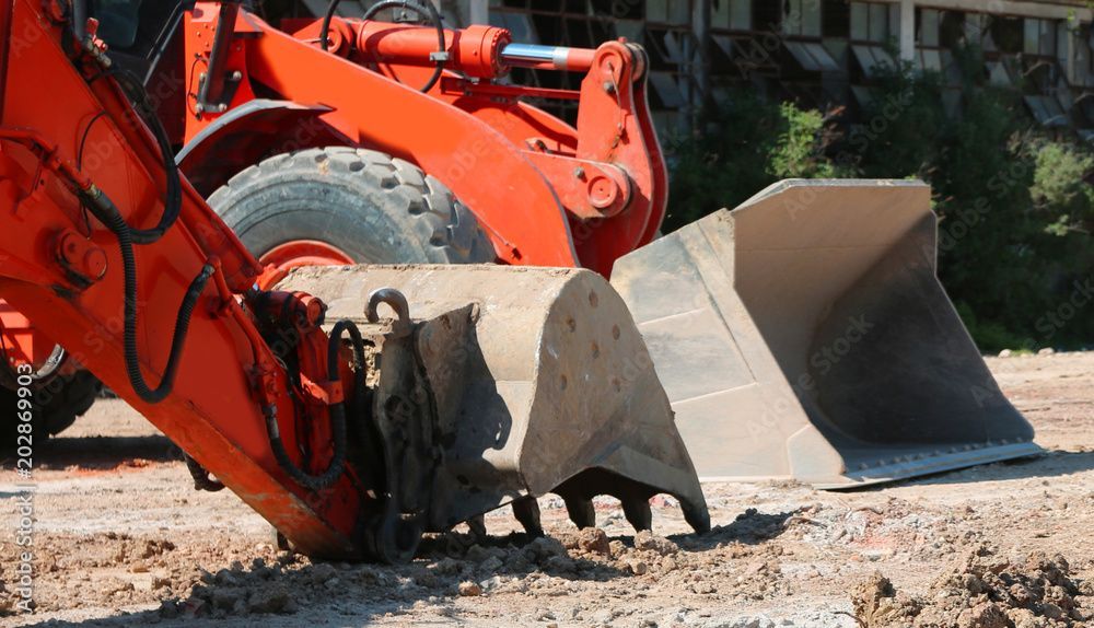 Un bulldozer déplace de la terre sur un chantier de construction.