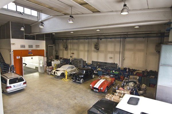 magazzino di una carrozzeria auto
