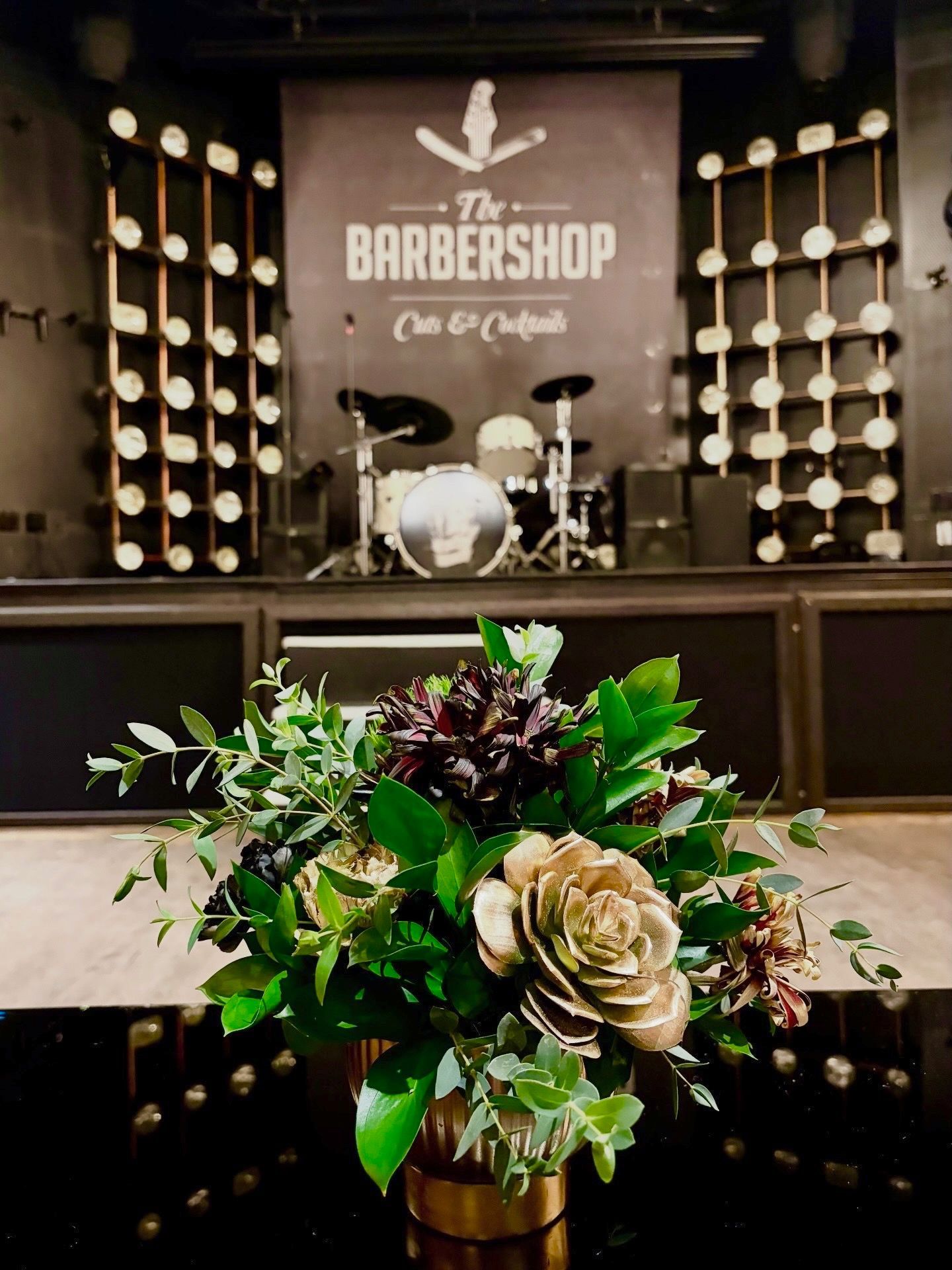 Round arrangement black, gold,green