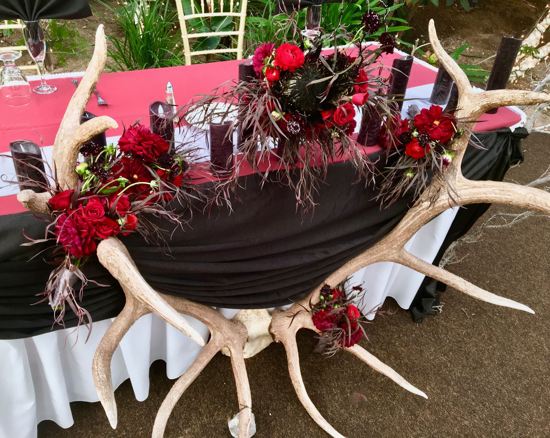 A table with antlers and flowers on it