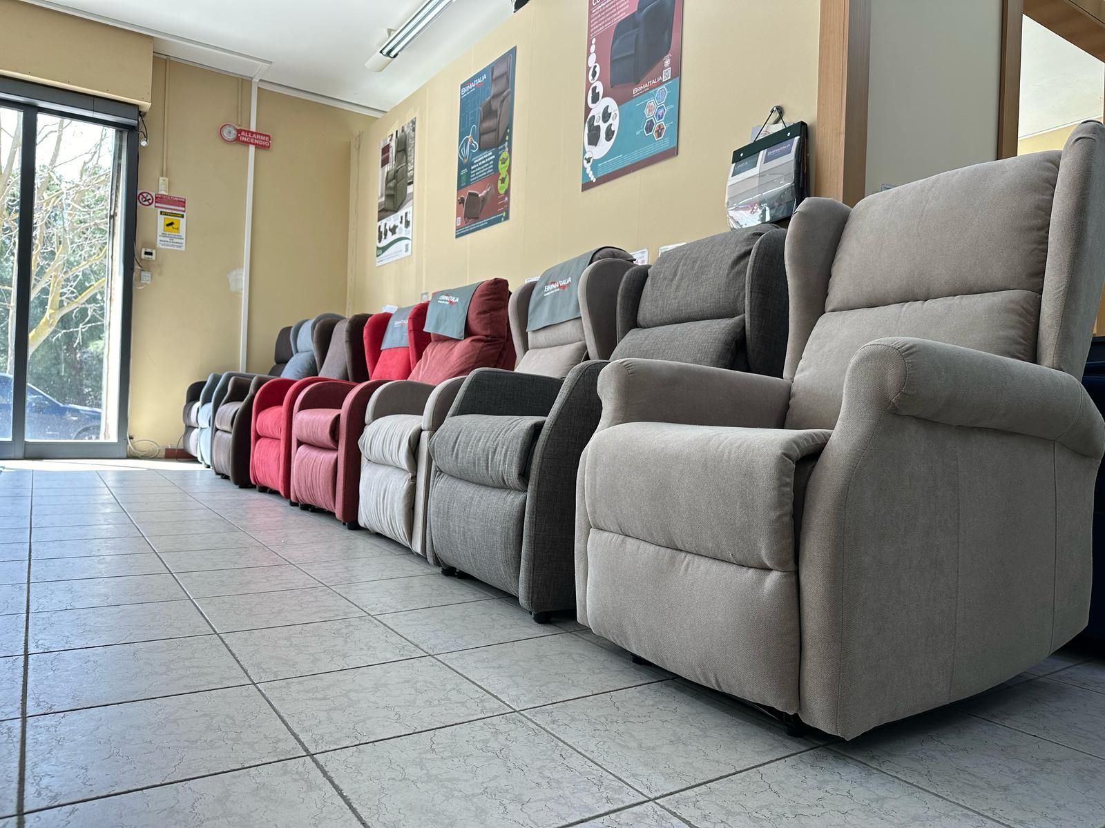 Una fila di poltrone reclinabili sono allineate in una stanza.