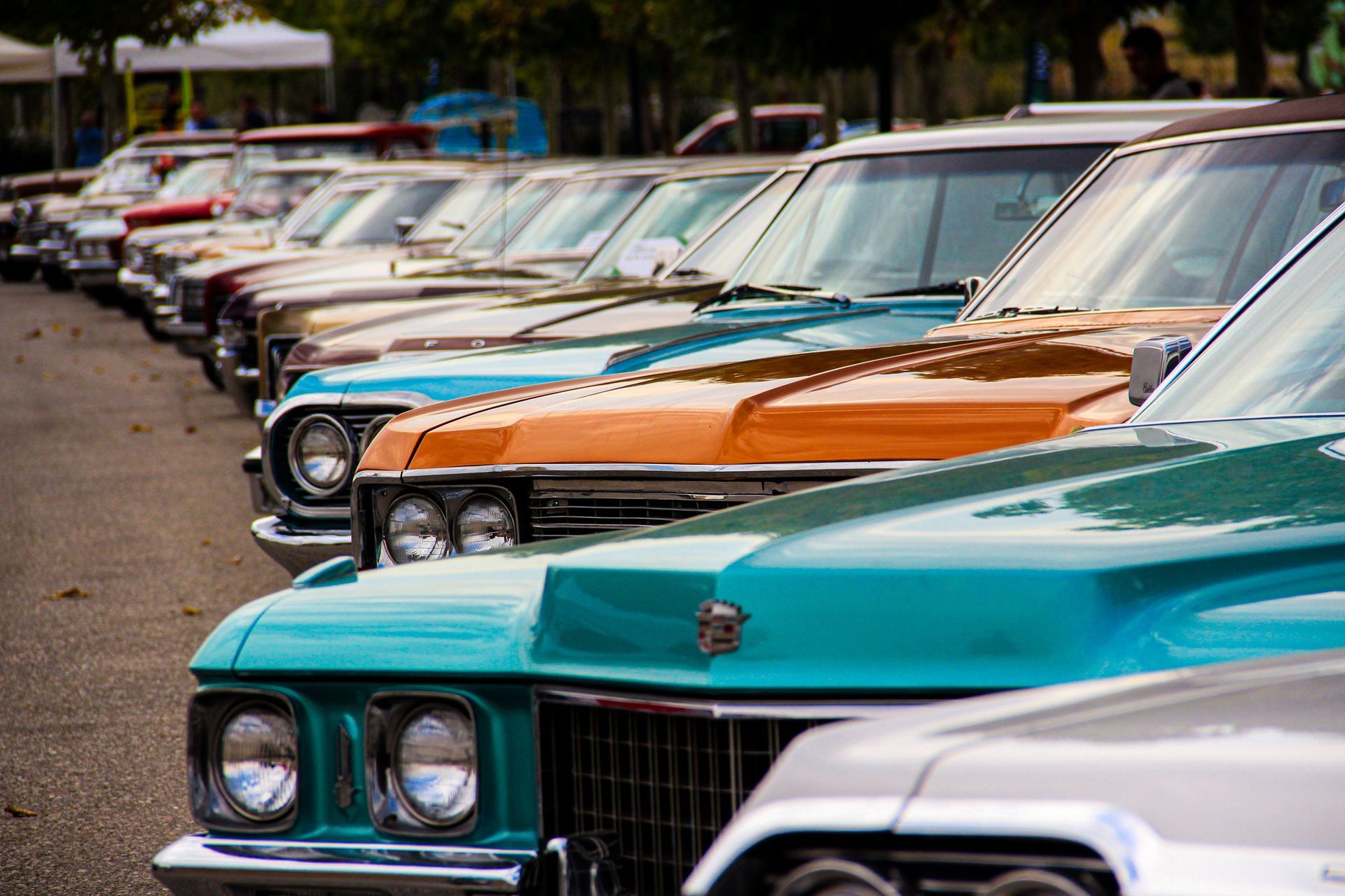 Classic cars lined up at an Arizona show, the kind of vehicles agreed value insurance protects