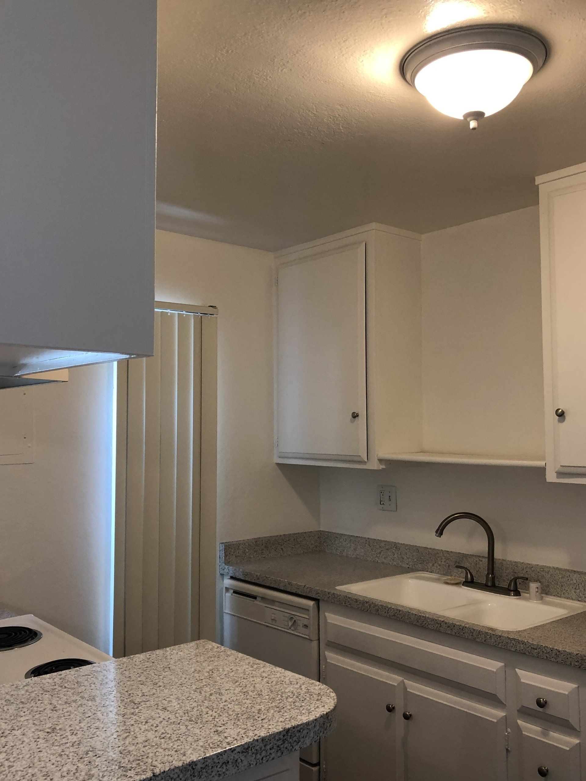 Kitchen | Pacific Pointe Apartments