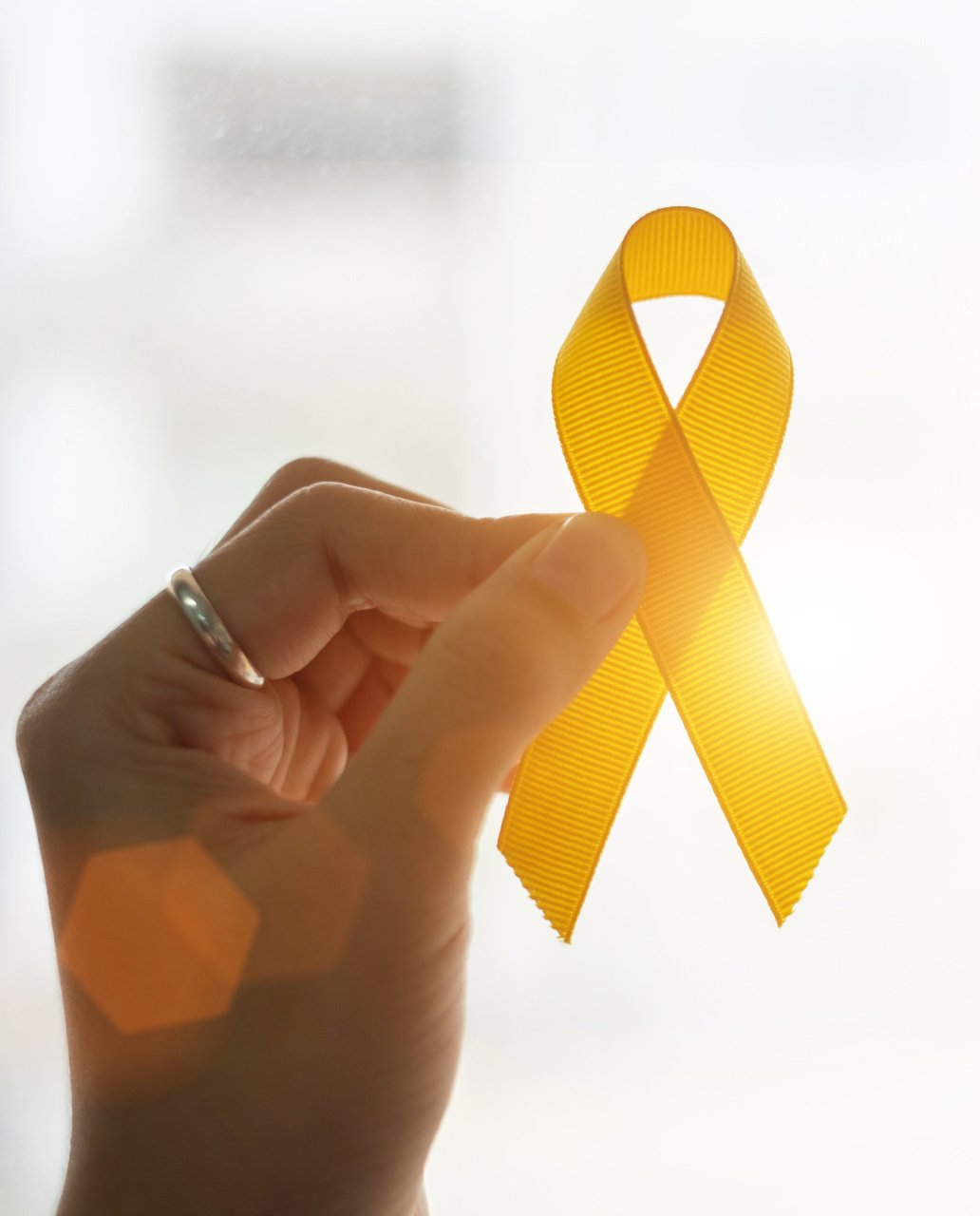 Uma pessoa está segurando uma fita amarela na mão.