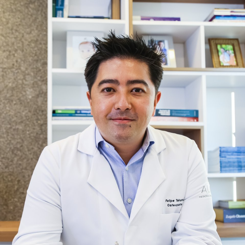 Um homem vestindo um jaleco branco com o nome franco nele