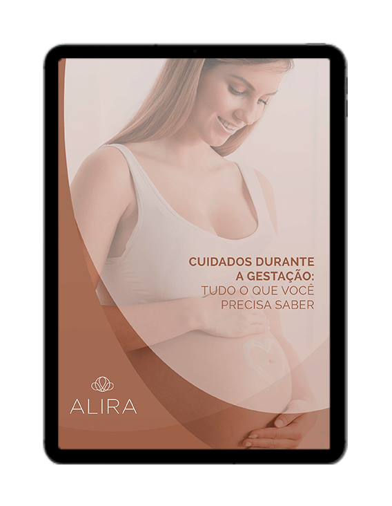 Uma mulher grávida está segurando sua barriga em um tablet.
