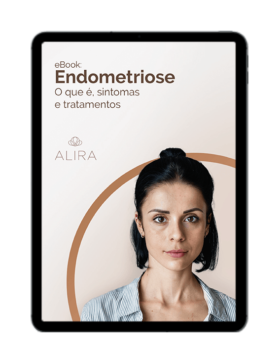 Uma mulher está olhando para a câmera na tela de um tablet.