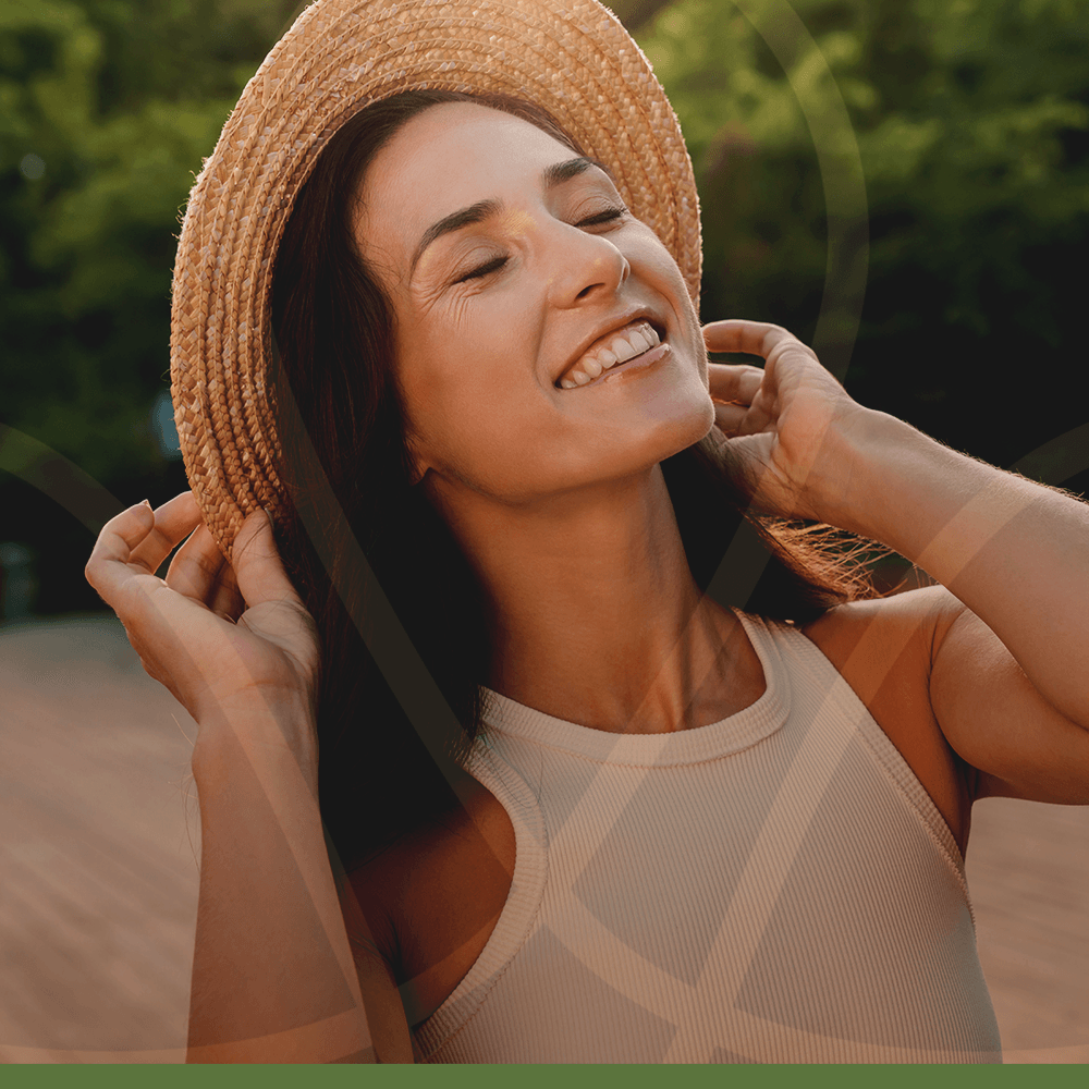 Uma mulher está usando um chapéu de palha e sorrindo.