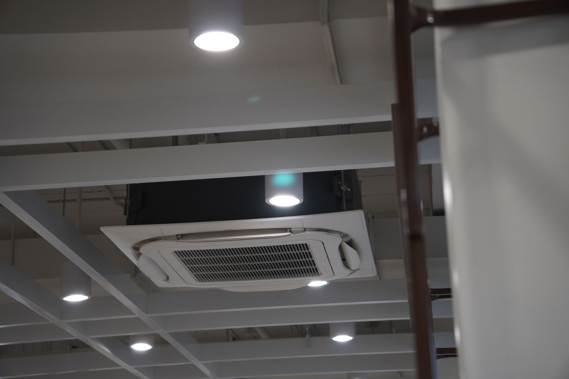 tubi blu di un impianto sul soffitto per caldaie sostituzione bologna